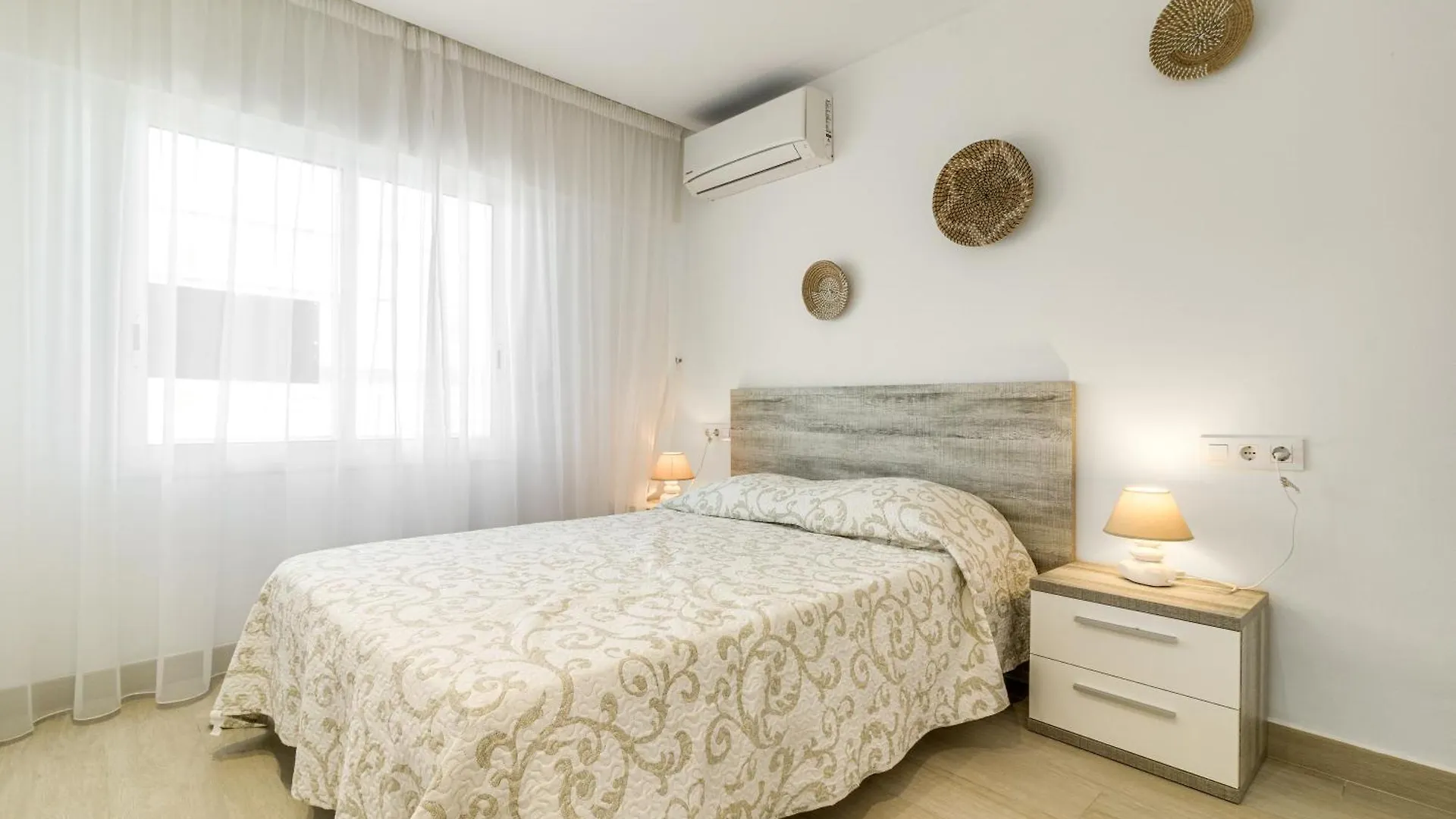 Apartamento En Primera Linea De Playa Holiday Center ロザス